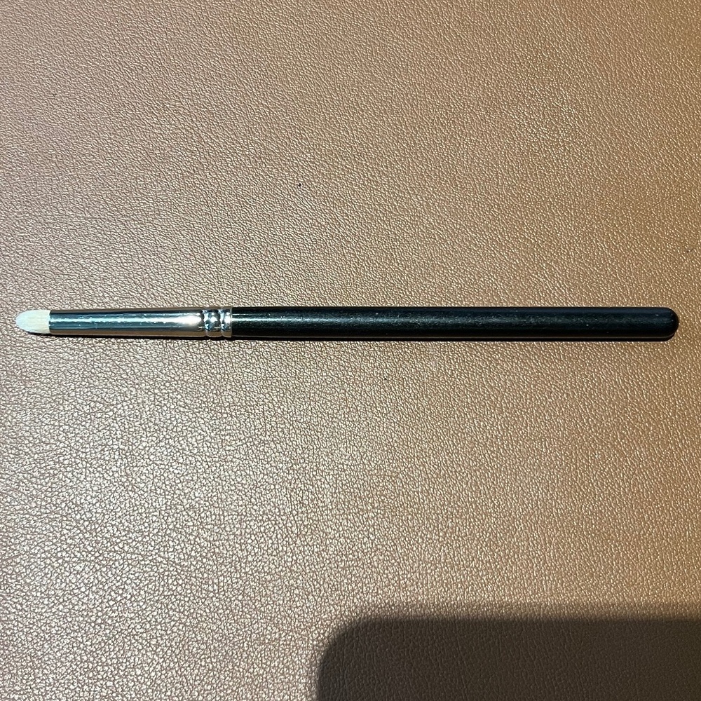 MAC Brush 219 Pencil Brush